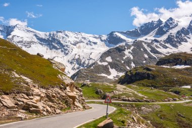 İtalya 'nın Piedmont kentindeki Ceresole Reale ile Nivolet Tepesi arasındaki dağ yolları