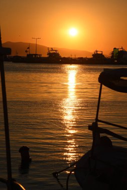 Yunanistan 'ın Aegina limanında gün batımı