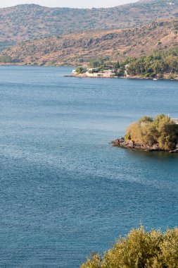 Egina Yunanistan 'da bir tekne gezisinde şeffaf deniz