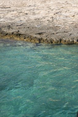 Egina Yunanistan 'da bir tekne gezisinde şeffaf deniz