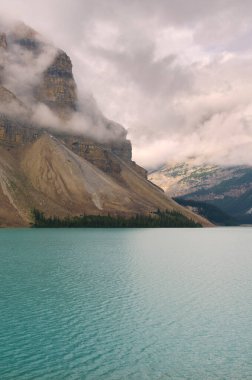 Yay Gölü yaz aylarında bulutlu günde Banff National Park, Alberta, Kanada
