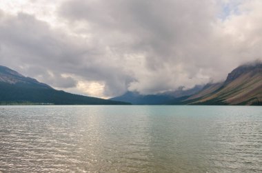 Yay Gölü yaz aylarında bulutlu günde Banff National Park, Alberta, Kanada