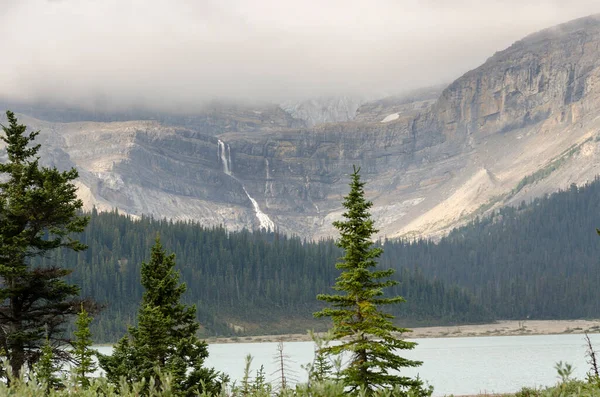 Lago Proa Día Nublado Verano Parque Nacional Banff Alberta Canadá —  Fotos de Stock