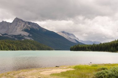 Maligne Gölü Yazın bulutlu bir günde Jasper 'da Banff Ulusal Parkı, Alberta, Kanada