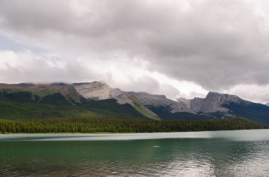 Maligne Gölü Yazın bulutlu bir günde Jasper 'da Banff Ulusal Parkı, Alberta, Kanada