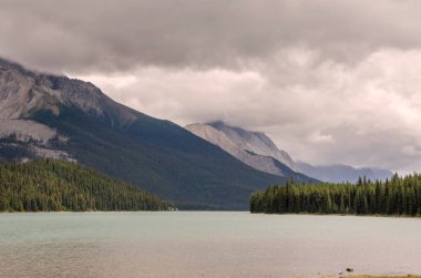 Maligne Gölü Yazın bulutlu bir günde Jasper 'da Banff Ulusal Parkı, Alberta, Kanada