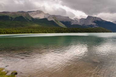 Maligne Gölü Yazın bulutlu bir günde Jasper 'da Banff Ulusal Parkı, Alberta, Kanada