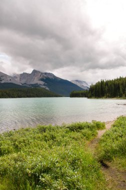Maligne Gölü Yazın bulutlu bir günde Jasper 'da Banff Ulusal Parkı, Alberta, Kanada