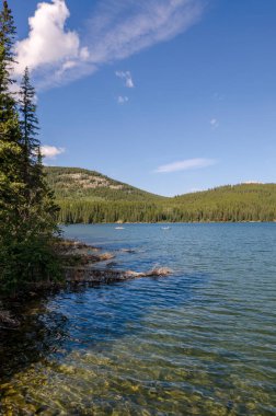 Kanada 'daki Jasper Piramit Gölü manzarası