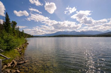 Kanada 'daki Jasper Piramit Gölü manzarası