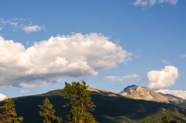 Kanada 'daki Jasper Piramit Gölü manzarası