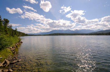 Kanada 'daki Jasper Piramit Gölü manzarası