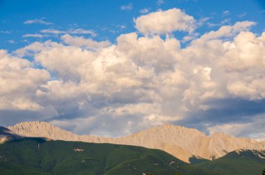Kanada 'daki Jasper Piramit Gölü manzarası