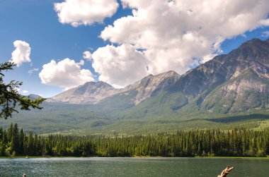 Kanada 'daki Jasper Piramit Gölü manzarası