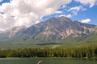Kanada 'daki Jasper Piramit Gölü manzarası