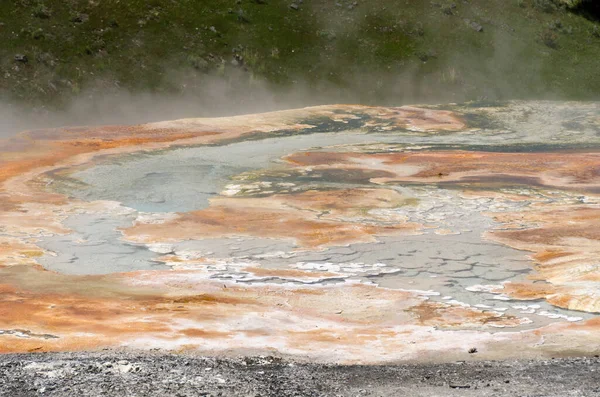 Amerika Wyoming Deki Mamut Kaplıcalarda Termal Yaylar Kireçtaşı Oluşumları — Stok fotoğraf