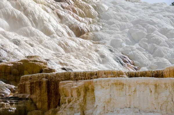 Amerika Wyoming Deki Mamut Kaplıcalarda Termal Yaylar Kireçtaşı Oluşumları — Stok fotoğraf