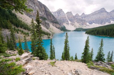 Moraine Gölü Yazın bulutlu bir günde Banff Ulusal Parkı, Alberta, Kanada