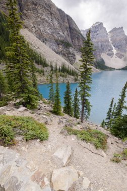 Moraine Gölü Yazın bulutlu bir günde Banff Ulusal Parkı, Alberta, Kanada