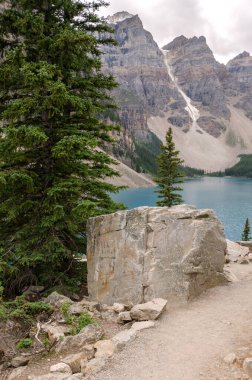 Moraine Gölü Yazın bulutlu bir günde Banff Ulusal Parkı, Alberta, Kanada