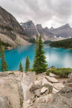 Moraine Gölü Yazın bulutlu bir günde Banff Ulusal Parkı, Alberta, Kanada