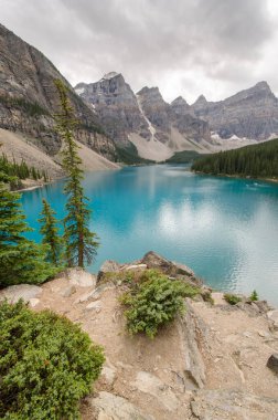 Moraine Gölü Yazın bulutlu bir günde Banff Ulusal Parkı, Alberta, Kanada