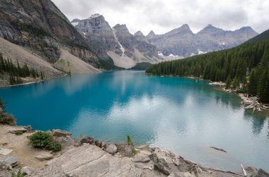 Moraine Gölü Yazın bulutlu bir günde Banff Ulusal Parkı, Alberta, Kanada