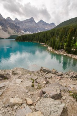 Moraine Gölü Yazın bulutlu bir günde Banff Ulusal Parkı, Alberta, Kanada