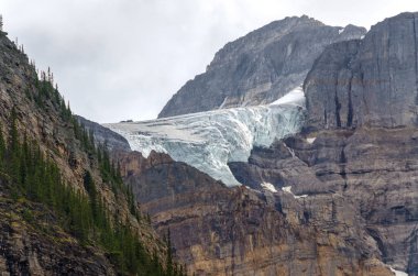 Moraine Gölü Yazın bulutlu bir günde Banff Ulusal Parkı, Alberta, Kanada
