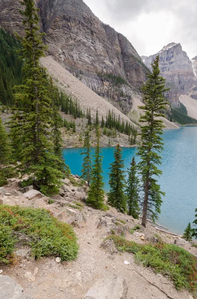 Moraine Gölü Yazın bulutlu bir günde Banff Ulusal Parkı, Alberta, Kanada