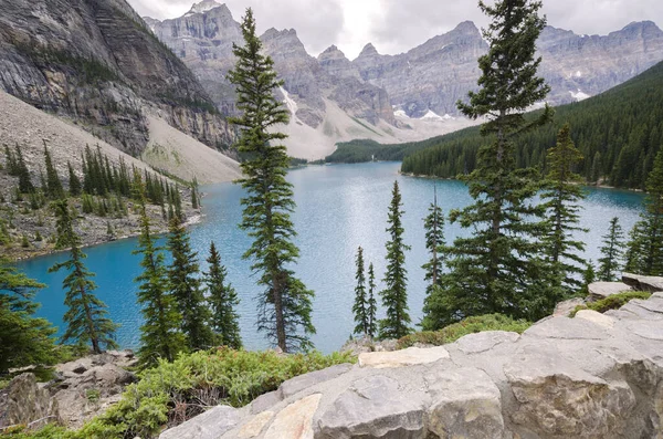 Moraine Gölü Yazın bulutlu bir günde Banff Ulusal Parkı, Alberta, Kanada