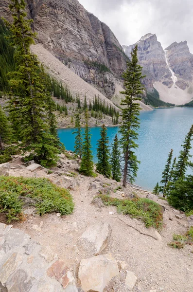 Lago Della Morena Giornata Nuvolosa Estate Nel Banff National Park — Foto Stock