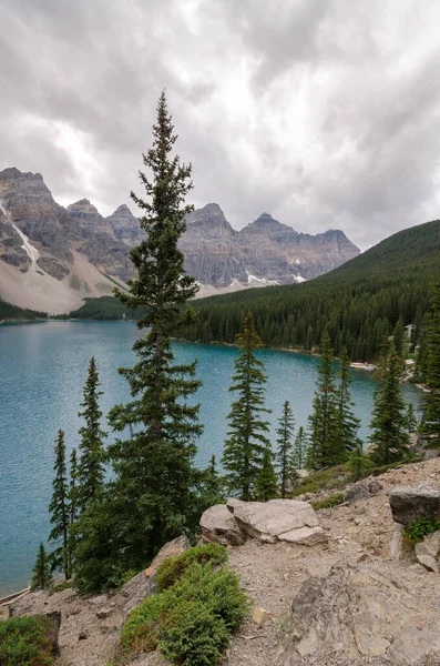 Jezioro Moraine Pochmurny Dzień Lecie Parku Narodowym Banff Alberta Kanada — Zdjęcie stockowe