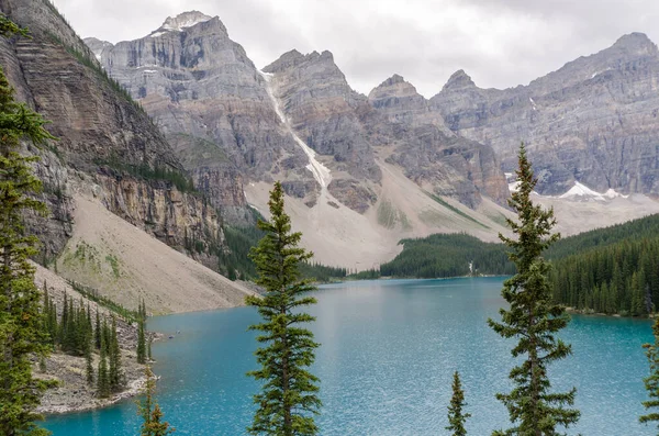 Moraine Gölü Yazın bulutlu bir günde Banff Ulusal Parkı, Alberta, Kanada