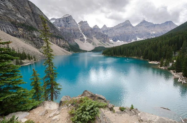 Moraine Gölü Yazın bulutlu bir günde Banff Ulusal Parkı, Alberta, Kanada