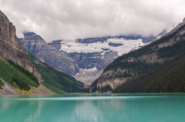 Yazın bulutlu bir günde Louise Gölü Banff Ulusal Parkı, Alberta, Kanada