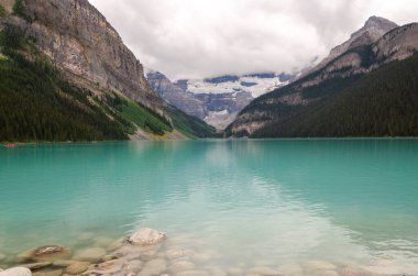 Yazın bulutlu bir günde Louise Gölü Banff Ulusal Parkı, Alberta, Kanada