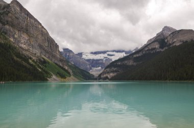 Yazın bulutlu bir günde Louise Gölü Banff Ulusal Parkı, Alberta, Kanada