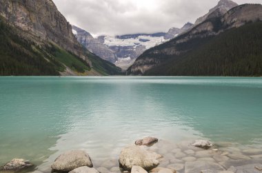 Yazın bulutlu bir günde Louise Gölü Banff Ulusal Parkı, Alberta, Kanada