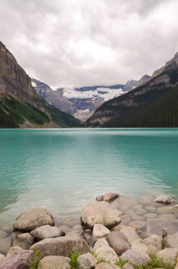 Yazın bulutlu bir günde Louise Gölü Banff Ulusal Parkı, Alberta, Kanada