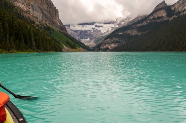 Yazın bulutlu bir günde Louise Gölü Banff Ulusal Parkı, Alberta, Kanada