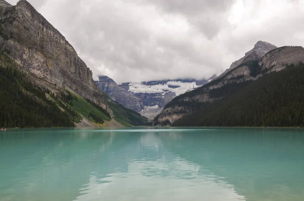 Yazın Bulutlu Bir Günde Louise Gölü Banff Ulusal Parkı Alberta — Stok fotoğraf