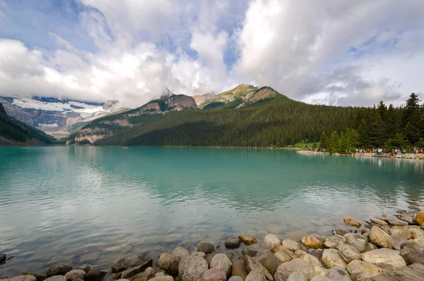 加拿大艾伯塔省班夫国家公园夏季多云天气下的路易湖 — 图库照片