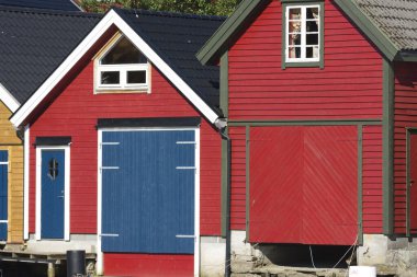 Norveç 'teki Osoro denizinde renkli ahşap evler