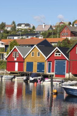 Norveç 'teki Osoro denizinde renkli ahşap evler