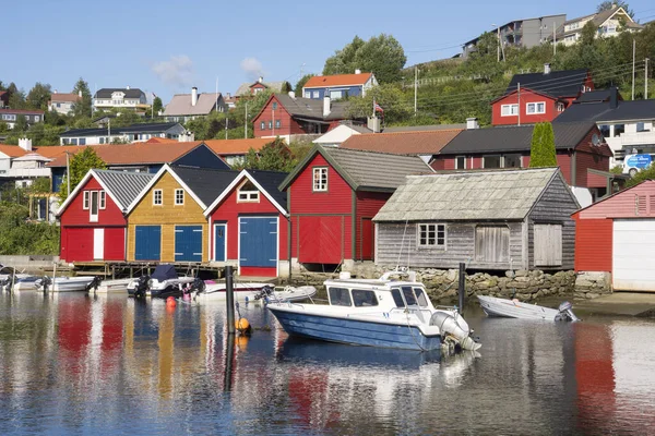 Πολύχρωμα Ξύλινα Σπίτια Στη Θάλασσα Στο Οσοόρο Της Νορβηγίας — Φωτογραφία Αρχείου