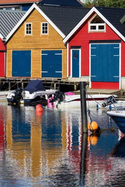 Kolorowe Drewniane Domy Nad Morzem Osoyro Norwegii — Zdjęcie stockowe