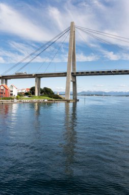 Norveç 'in Stavanger kentindeki Lysefjord fiyordunda köprü