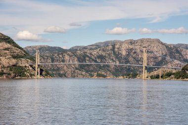 Norveç 'in Stavanger kentindeki Lysefjord fiyordunda köprü
