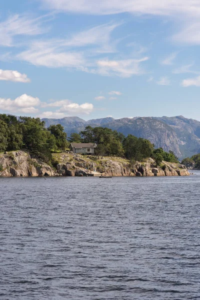 在挪威的Lysefjord峡湾上航行 — 图库照片